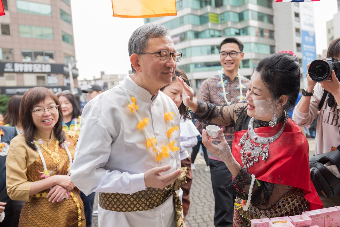 塗抹白粉有祈求好運與祝福的意義.jpg